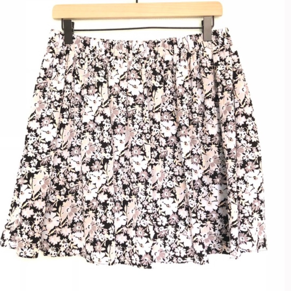 LC LAUREN CONRAD PLEATED SKIRT BLACK FLORAL SZ M
